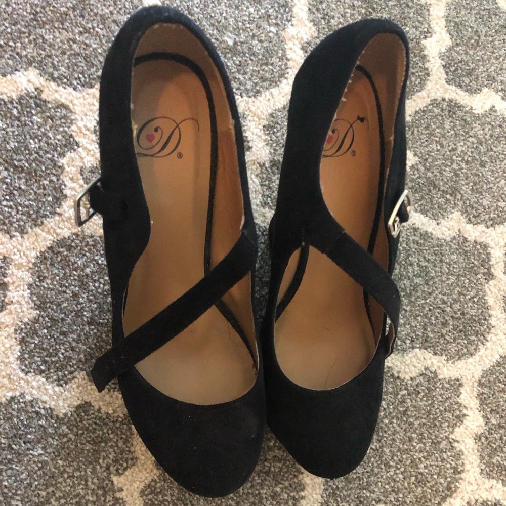Black wedges
